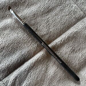 Angled eyeliner brush